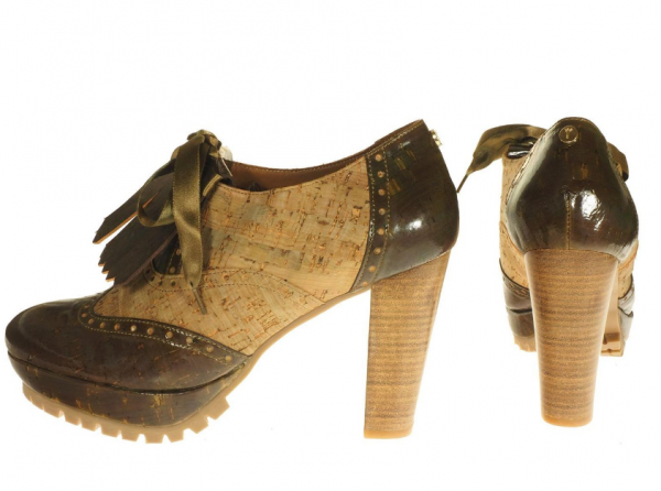 Platform heels dengan aksen struktur